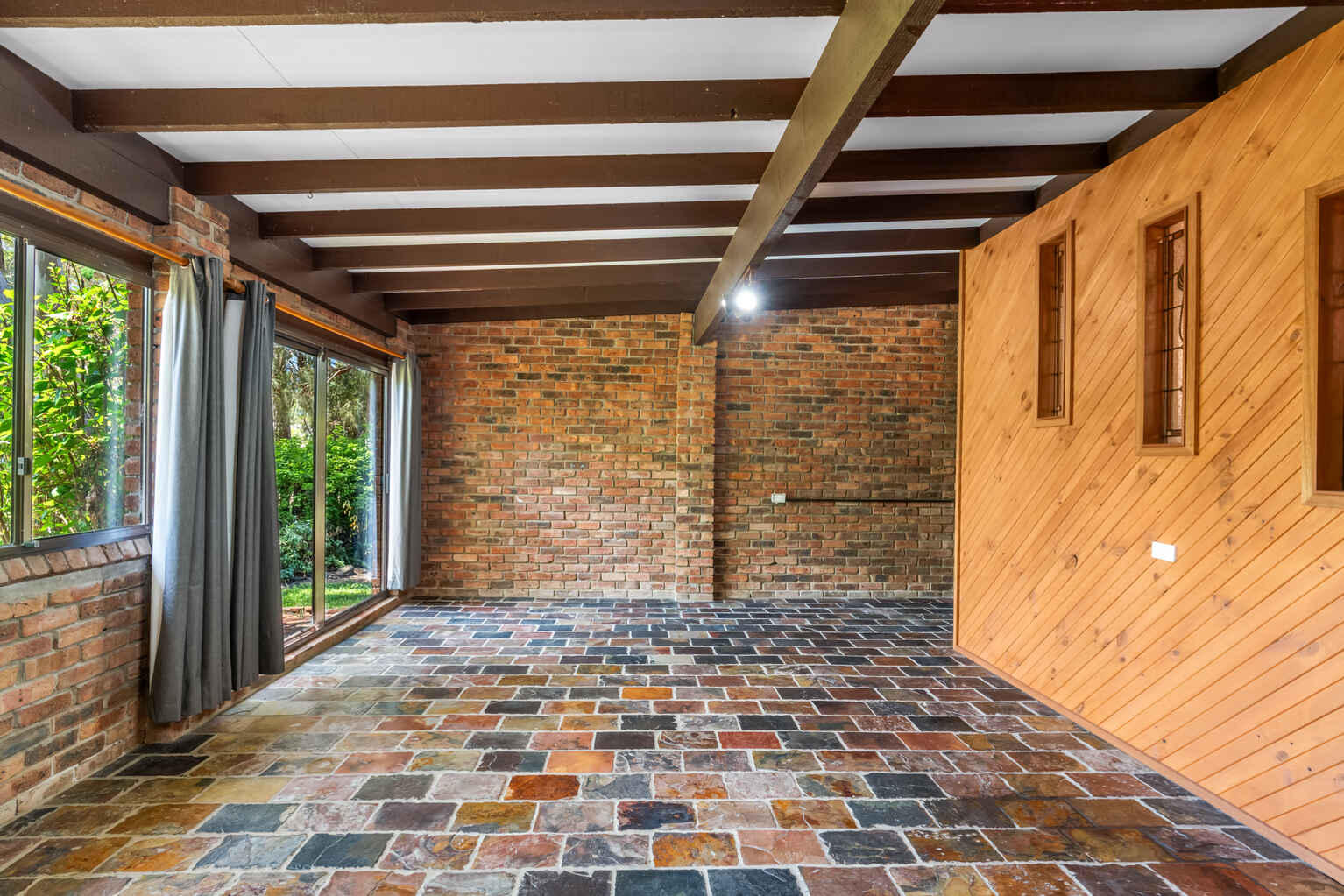 284 Tuggerawong Road Tuggerawong